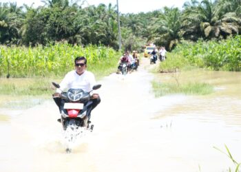 Lewati Banjir, Bupati Simalungun Radiapoh Sinaga Tinjau Jalan Penghubung Antar Nagori Sordang Bolon dan Bangun Sordang Kecamatan Ujung Padang