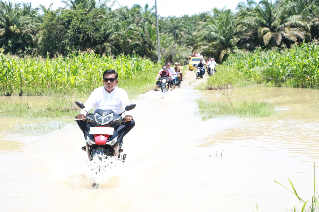 Lewati Banjir, Bupati Simalungun Radiapoh Sinaga Tinjau Jalan Penghubung Antar Nagori Sordang Bolon dan Bangun Sordang Kecamatan Ujung Padang Lewati Banjir, Bupati Simalungun Radiapoh Sinaga Tinjau Jalan Penghubung Antar Nagori Sordang Bolon dan Bangun Sordang Kecamatan Ujung Padang