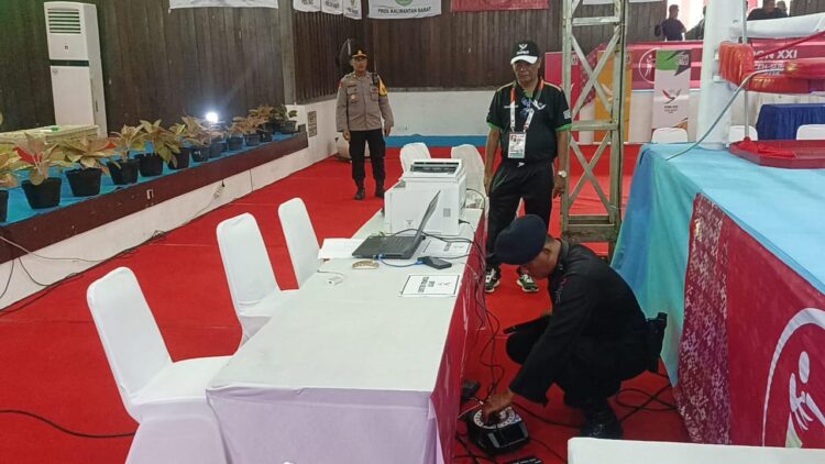 Detasemen Gegana Sat Brimob Polda Sumut Sterilisasi Venue Cabor Tinju PON XXI di Nomensen Pematang Siantar