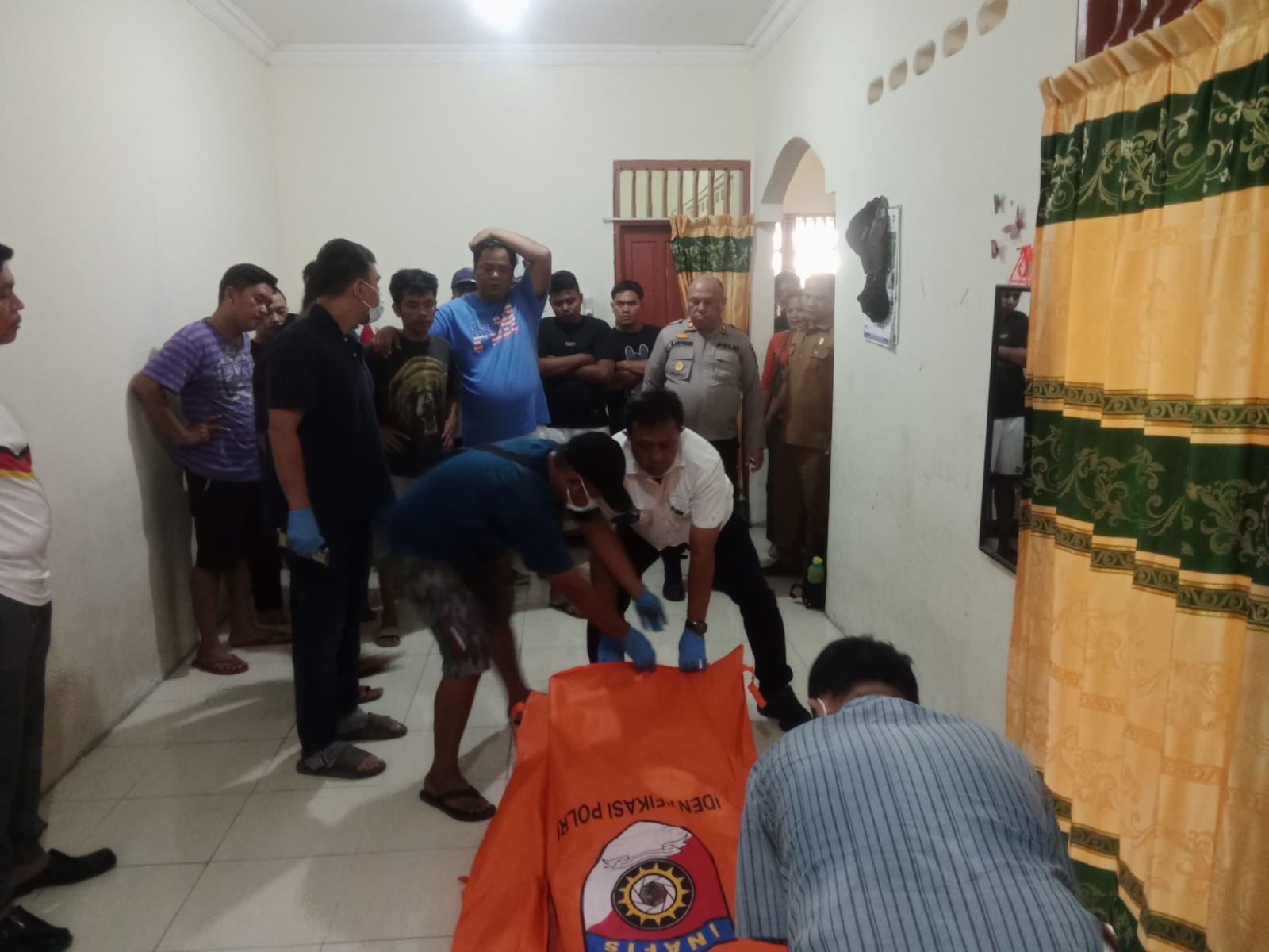 Warga Jalan Bakhlias Siantar Geger, Pedagang Rojer Ditemukan Tewas Gantung Diri Warga Jalan Bakhlias Siantar Geger, Pedagang Rojer Ditemukan Tewas Gantung Diri