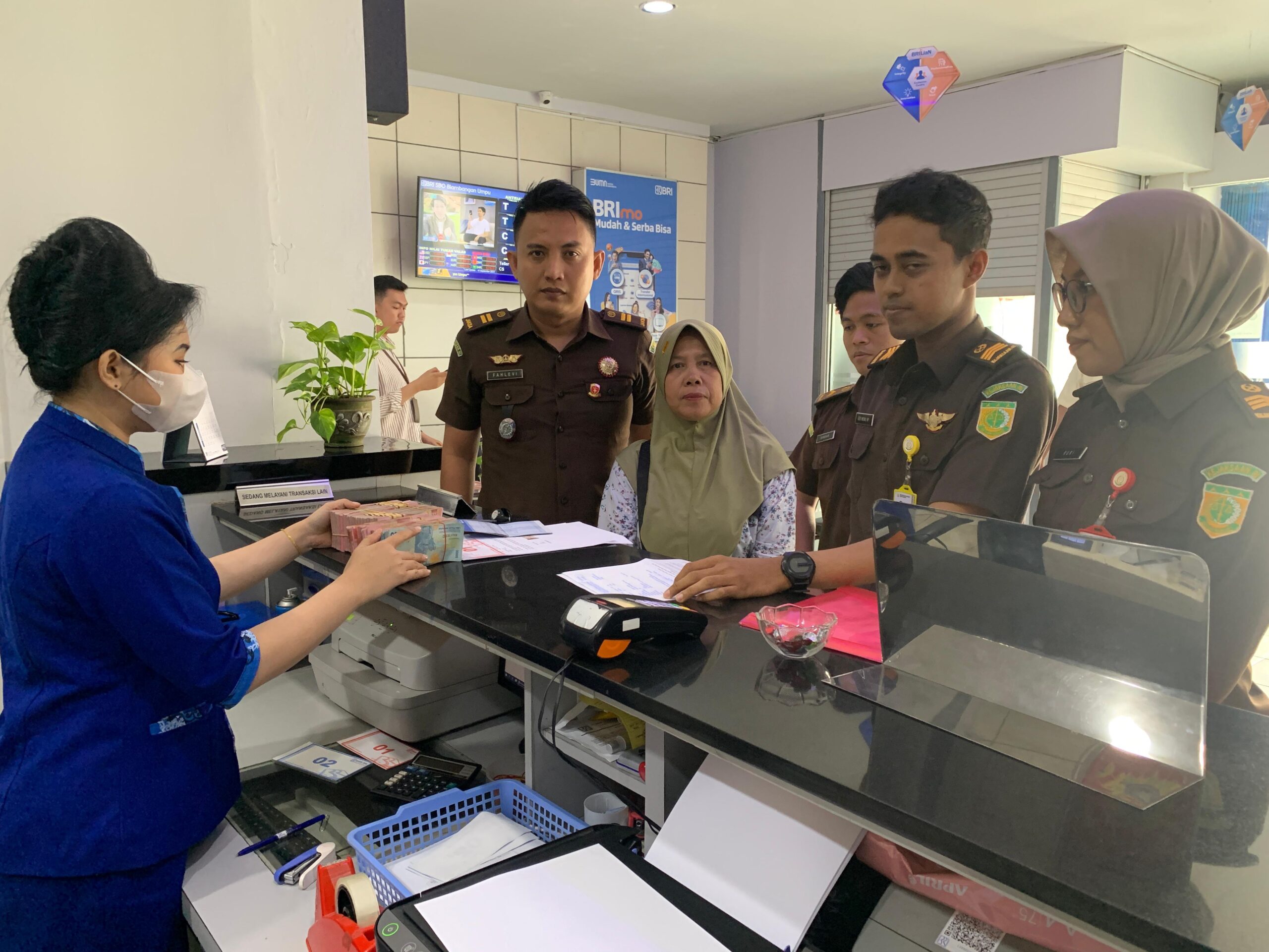 Kejari Way Kanan Terima Rp145 Juta Uang Pengganti Korupsi APB Kampung Sukajadi TA 2018 Dari Terpidana Sarjono Kejari Way Kanan Terima Rp145 Juta Uang Pengganti Korupsi APB Kampung Sukajadi TA 2018 Dari Terpidana Sarjono