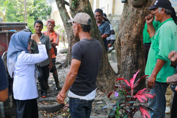 Wali Kota Pematangsiantar Bertemu Dan Berinteraksi Dengan Petugas Kebersihan di TPS sampah