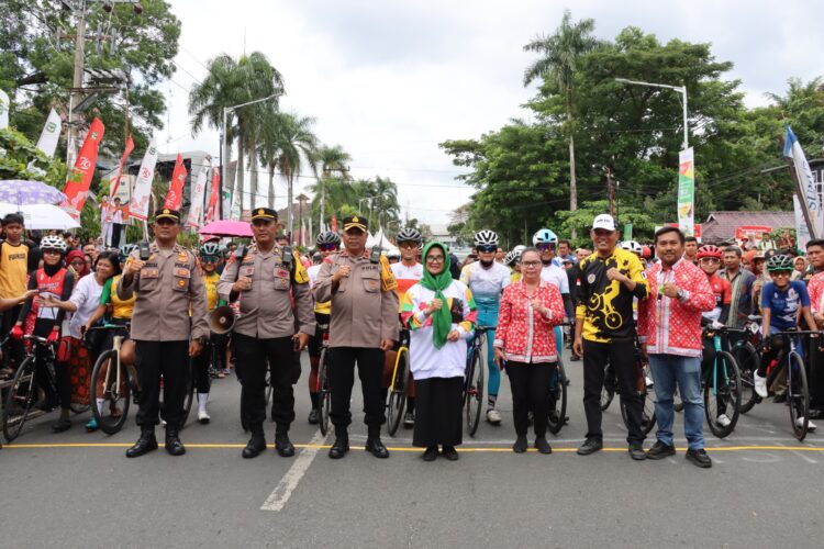 Wakapolres Dampingi Wali Kota Pematangsiantar Pada Pelepasan Cabor Balap Sepeda Grup B Putri Jarak Pendek PON XXI