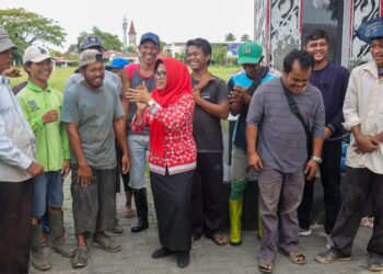 Wali Kota Pematangsiantar Berbincang dan Tertawa Bersama Para Petugas Kebersihan