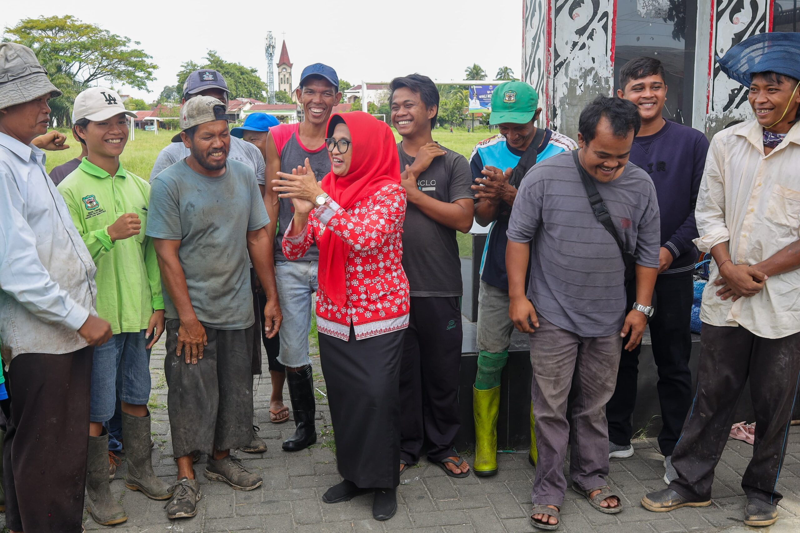 Wali Kota Pematangsiantar Berbincang dan Tertawa Bersama Para Petugas Kebersihan Wali Kota Pematangsiantar Berbincang dan Tertawa Bersama Para Petugas Kebersihan
