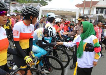 Wali Kota Pematangsiantar Melepas Peserta Balap Sepeda Atlet Putri Jarak Dekat PON XXI Tahun 2024 Aceh- Sumut