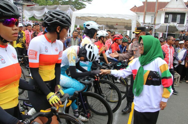 Wali Kota Pematangsiantar Melepas Peserta Balap Sepeda Atlet Putri Jarak Dekat PON XXI Tahun 2024 Aceh- Sumut