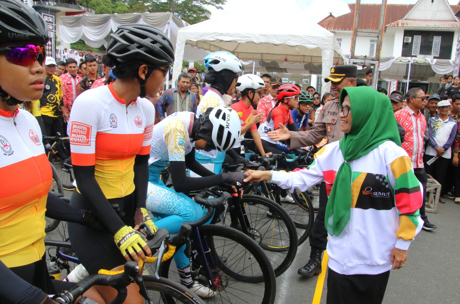 Wali Kota Pematangsiantar Melepas Peserta Balap Sepeda Atlet Putri Jarak Dekat PON XXI Tahun 2024 Aceh- Sumut Wali Kota Pematangsiantar Melepas Peserta Balap Sepeda Atlet Putri Jarak Dekat PON XXI Tahun 2024 Aceh- Sumut