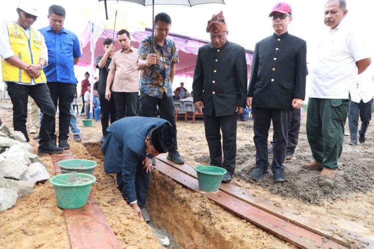 191 Tahun Kabupaten Simalungun,  Kepemimpinan Bupati Radiapoh Hasiholan Sinaga Ukir Sejarah Dengan Pembangunan Stadion Mini Pertama 