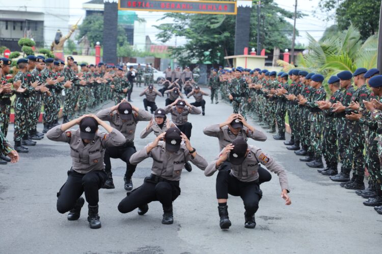 Dansat Brimob Polda Sumut Pimpin Penyambutan 31 Bintara Remaja Lulusan SPN Hinai 