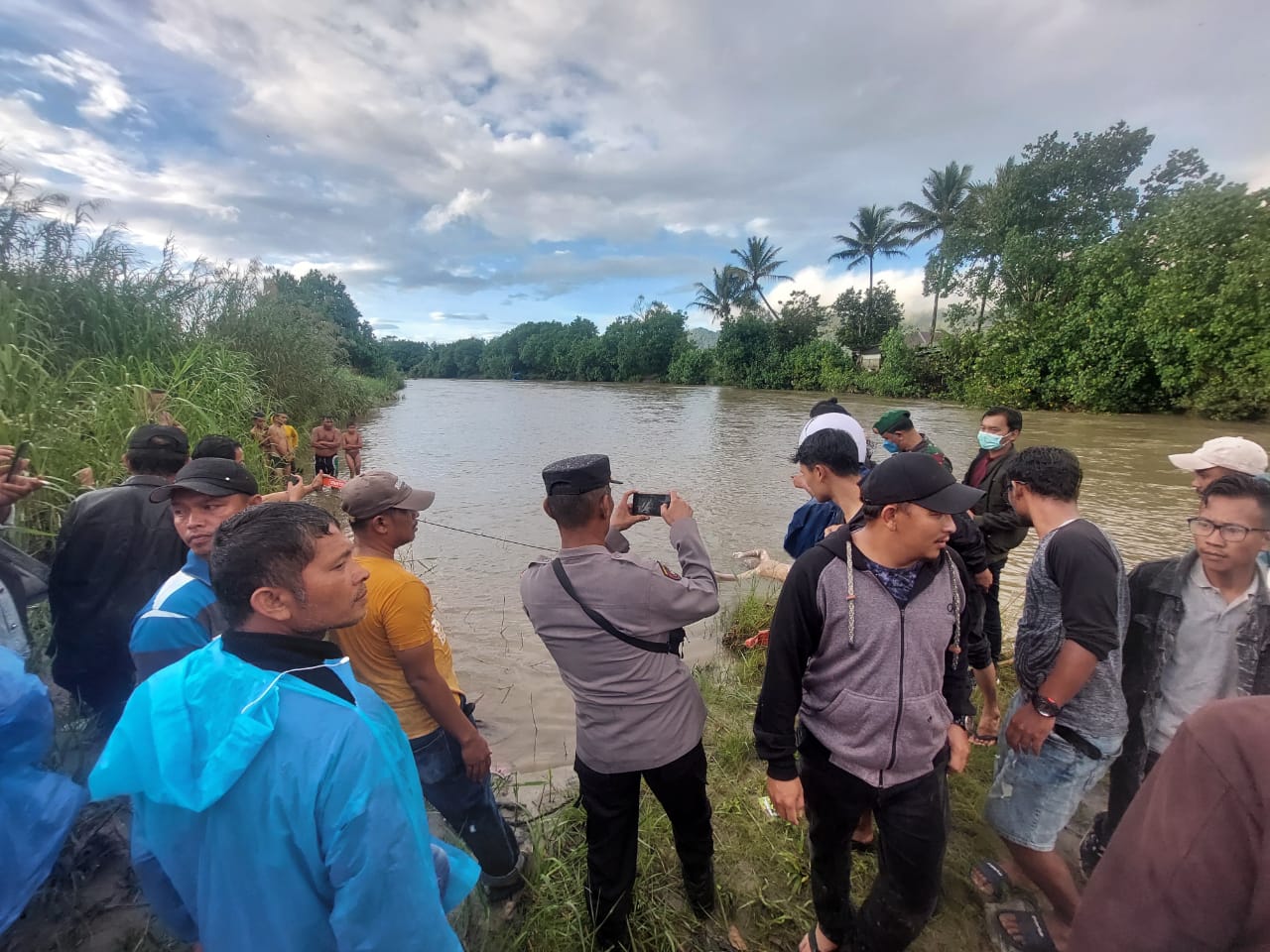 Mayat Pria Tanpa Identitas Ditemukan Terapung di Sungai Aek Sigeaon Taput, Polisi Selidiki Identitas Korban