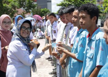 Serahkan 719 Keping KTP Elektronik, Siswa SMA/SMK: Terima Kasih Ibu Wali Kota Pematangsiantar Mempermudah Pengurusan Identitas Diri