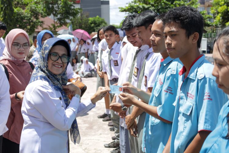 Serahkan 719 Keping KTP Elektronik, Siswa SMA/SMK: Terima Kasih Ibu Wali Kota Pematangsiantar Mempermudah Pengurusan Identitas Diri