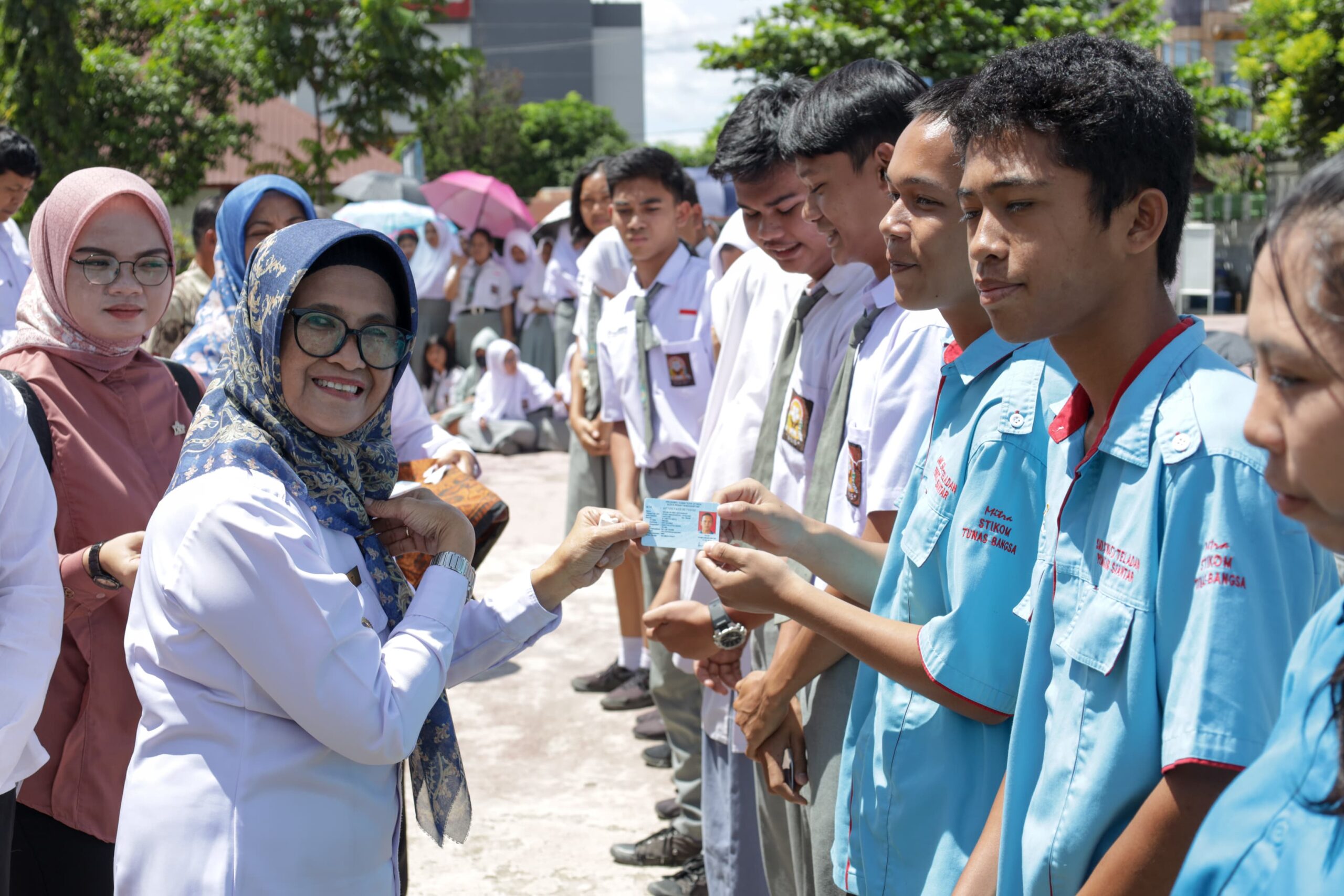 Serahkan 719 Keping KTP Elektronik, Siswa SMA/SMK: Terima Kasih Ibu Wali Kota Pematangsiantar Mempermudah Pengurusan Identitas Diri