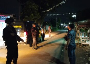 Personel Den 45 Anti Anarkis POH Kapoldasu dari Sat Brimob Polda Sumut Gelar Patroli Kamtibmas, Pastikan Keamanan Tetap Terkendali