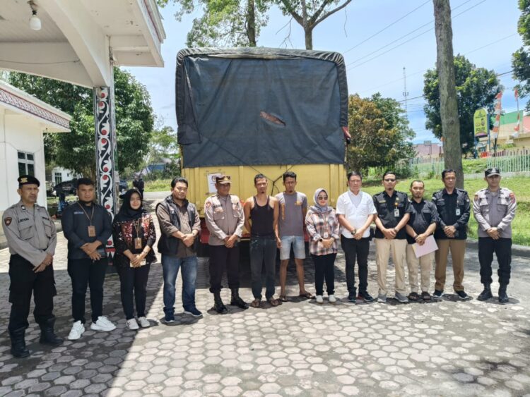 Polres Simalungun Gelar Pengamanan Logistik Pilkada, 8030 Bilik Suara Tiba di Kantor KPU Simalungun