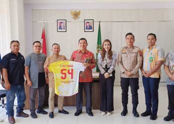 Terima Jersey, Ketua PN Seirampah Siap Bergabung Tim Sepakbola Forkopimda Sergai