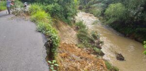 Curah Hujan Tinggi Sebabkan Longsor, Jalan di Desa Banduamas Lama Nyaris Putus