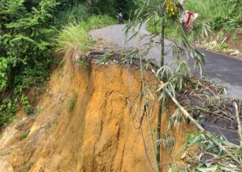 Curah Hujan Tinggi Sebabkan Longsor, Jalan di Desa Banduamas Lama Nyaris Putus