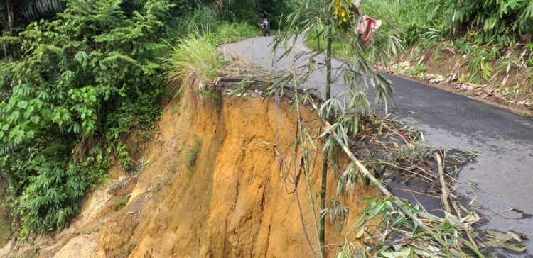 Curah Hujan Tinggi Sebabkan Longsor, Jalan di Desa Banduamas Lama Nyaris Putus