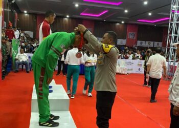 Kapolres Pematangsiantar Berikan Medali Kepada Juara Cabang Olahraga Tinju PON XXI