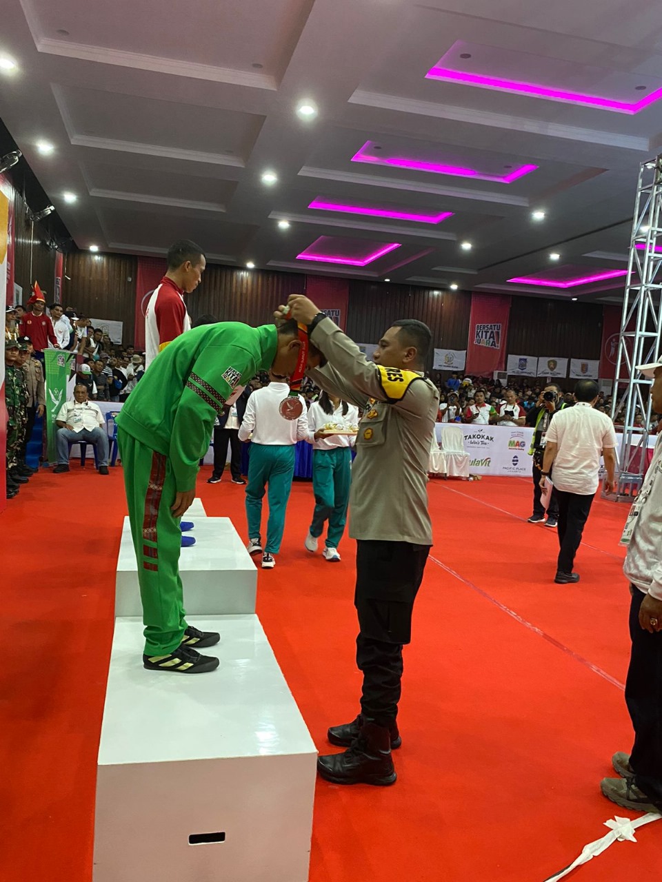 Kapolres Pematangsiantar Berikan Medali Kepada Juara Cabang Olahraga Tinju PON XXI Kapolres Pematangsiantar Berikan Medali Kepada Juara Cabang Olahraga Tinju PON XXI