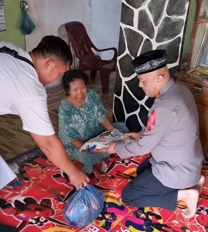 Polsek Perdagangan Gelar Jumat Barokah, Berikan Bantuan Sembako untuk Warga Kurang Mampu Polsek Perdagangan Gelar Jumat Barokah, Berikan Bantuan Sembako untuk Warga Kurang Mampu