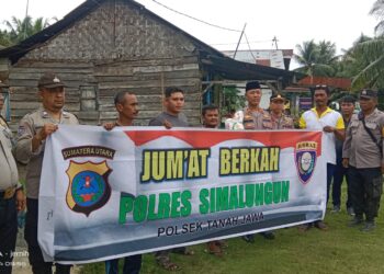 Jumat Berkah, Polsek Tanah Jawa Bagikan Sembako di Nagori Raja Maligas