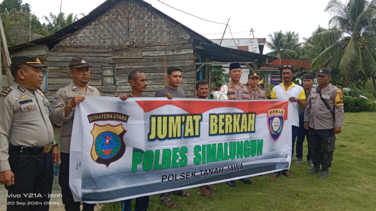 Jumat Berkah, Polsek Tanah Jawa Bagikan Sembako di Nagori Raja Maligas