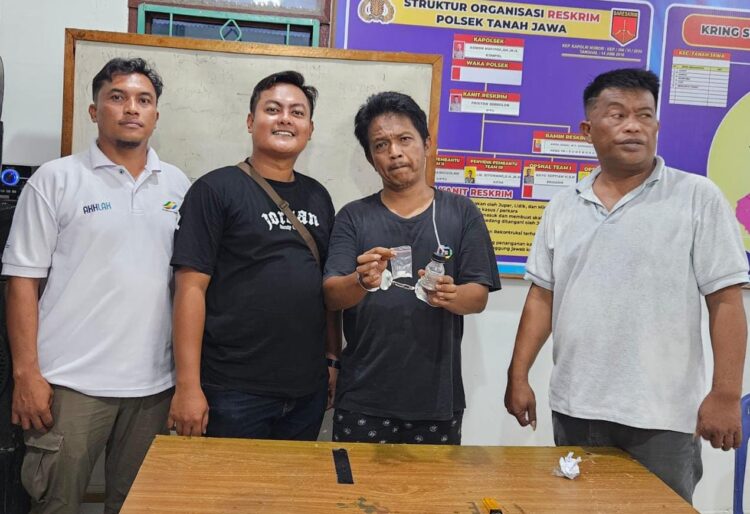Polsek Tanah Jawa Berhasil Tangkap Pelaku Penyalahgunaan Narkoba di Kelurahan Tanah Jawa