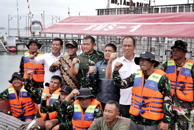 Mantap, Pemkab Simalungun Terima Hibah 1 Unit Kapal Ponton Dari KASAD TNI AD