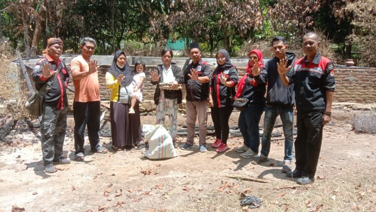 KRNS Simalungun Salurkan Bantuan untuk Korban Kebakaran Rumah KRNS Simalungun Salurkan Bantuan untuk Korban Kebakaran Rumah