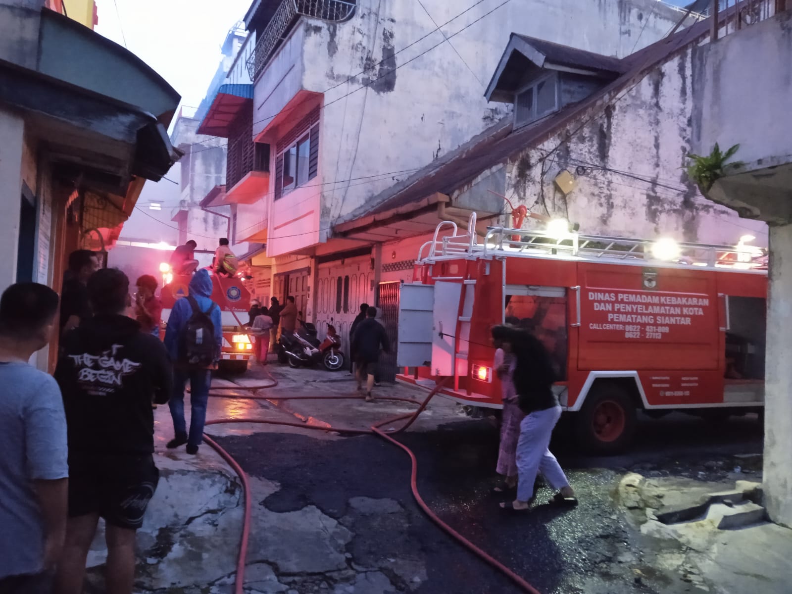 Kebakaran Satu Unit Rumah Kosong di Gang Kimia Farma, Polres Pematangsiantar Olah TKP Kebakaran Satu Unit Rumah Kosong di Gang Kimia Farma, Polres Pematangsiantar Olah TKP