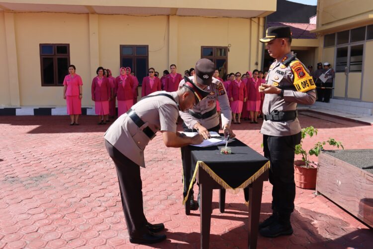 Kapolres AKBP Ernis Sitinjak Pimpin Sertijab 4 Pejabat Polres Taput 