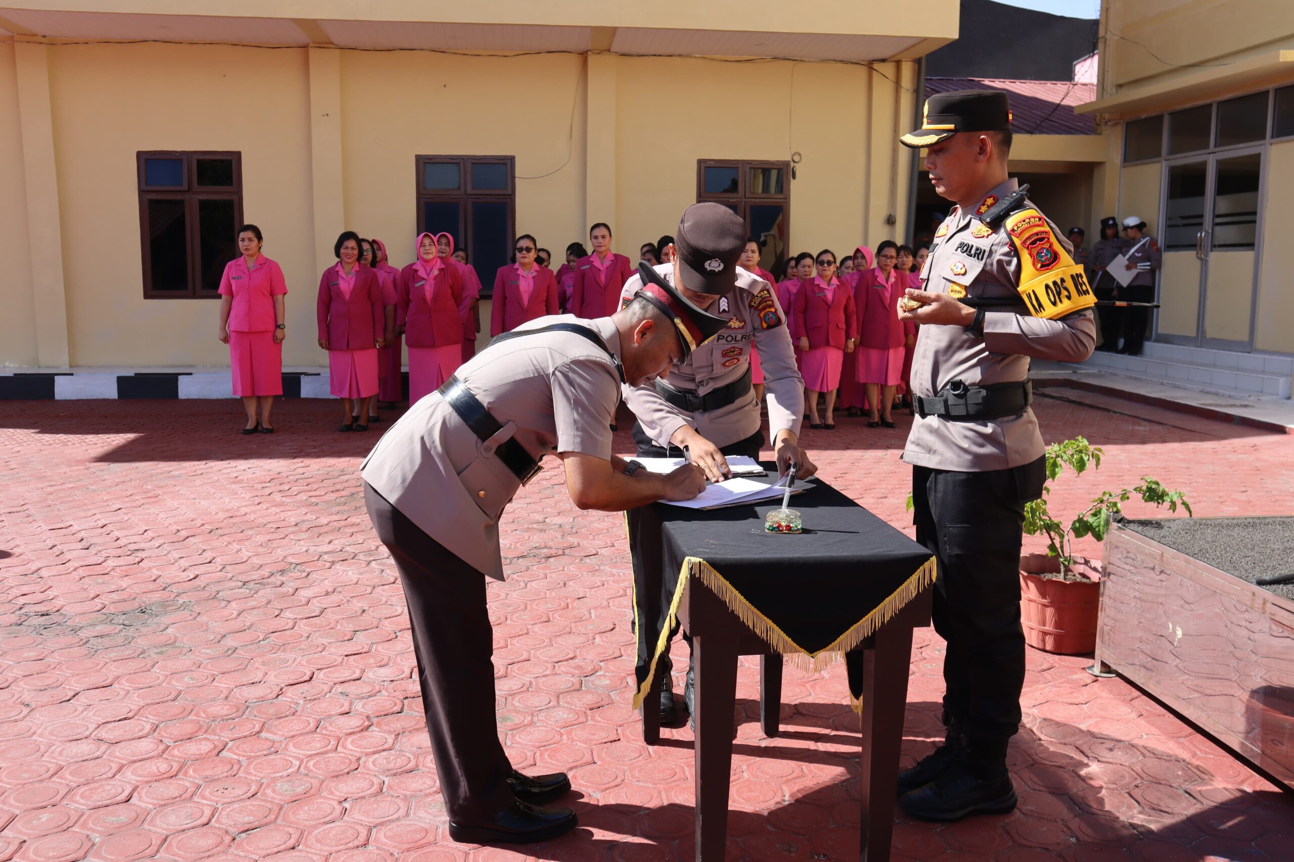 Kapolres AKBP Ernis Sitinjak Pimpin Sertijab 4 Pejabat Polres Taput 