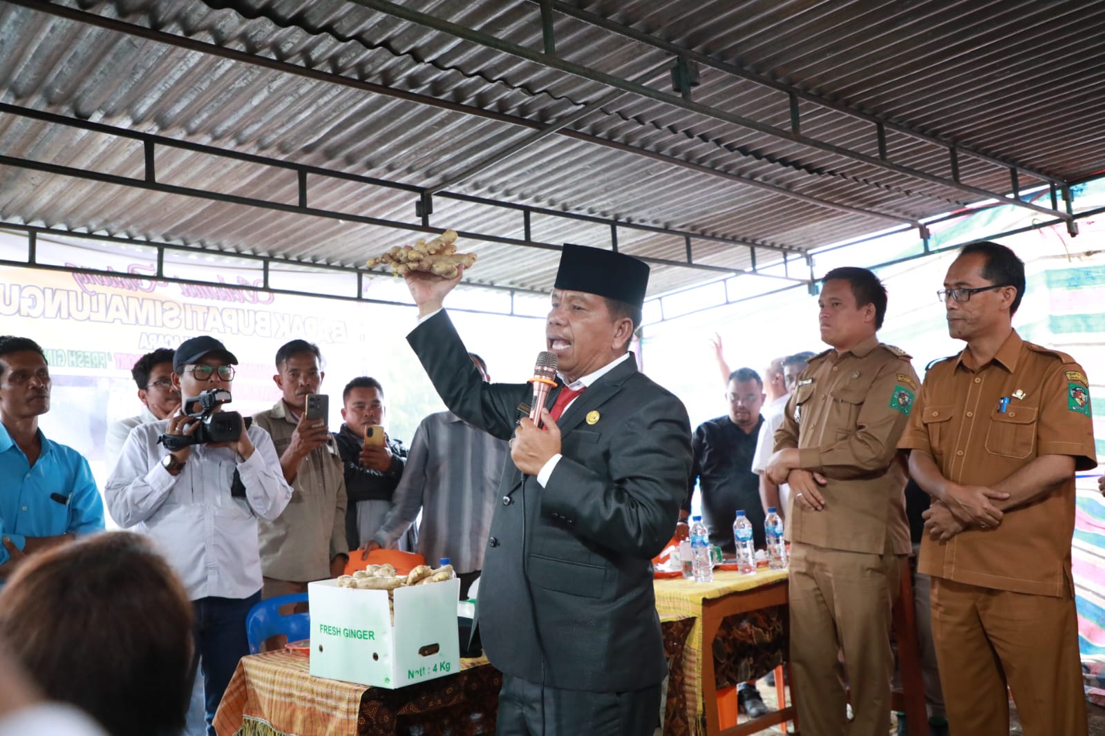 Bupati Simalungun Radiapoh Hasiholan Sinaga Memberangkatkan Eksport Fresh Ginger Perdana Simalungun - Dubai Bupati Simalungun Radiapoh Hasiholan Sinaga Memberangkatkan Eksport Fresh Ginger Perdana Simalungun - Dubai