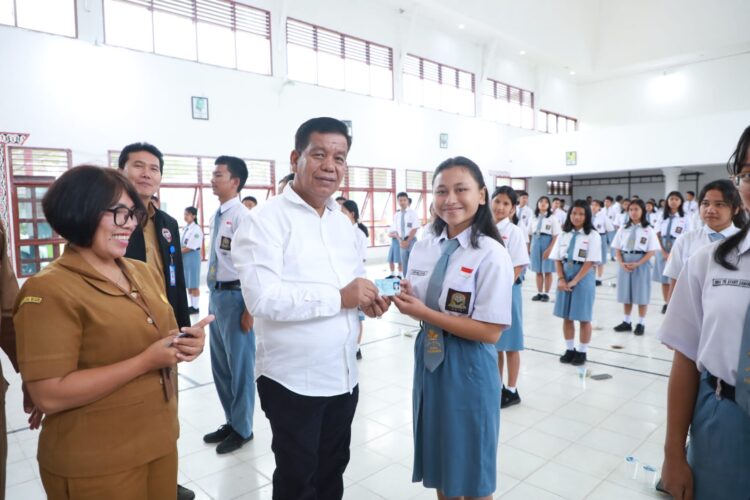 Bupati Simalungun Radiapoh Hasiholan Sinaga Bagikan 136 Keping E-KTP Pemula