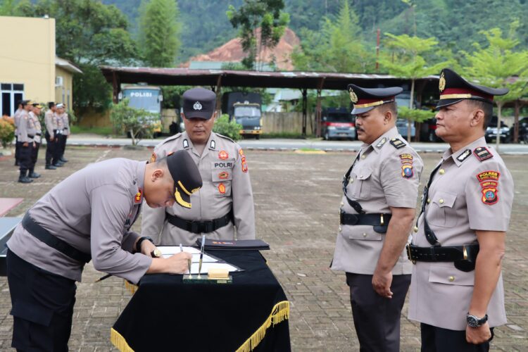 Kapolres Tapteng Pimpin Serah Terima Jabatan Kapolsek Manduamas, Kapolsek Kolang dan Kapolsek Sibabangun Serta Pelantikan Kabaglog