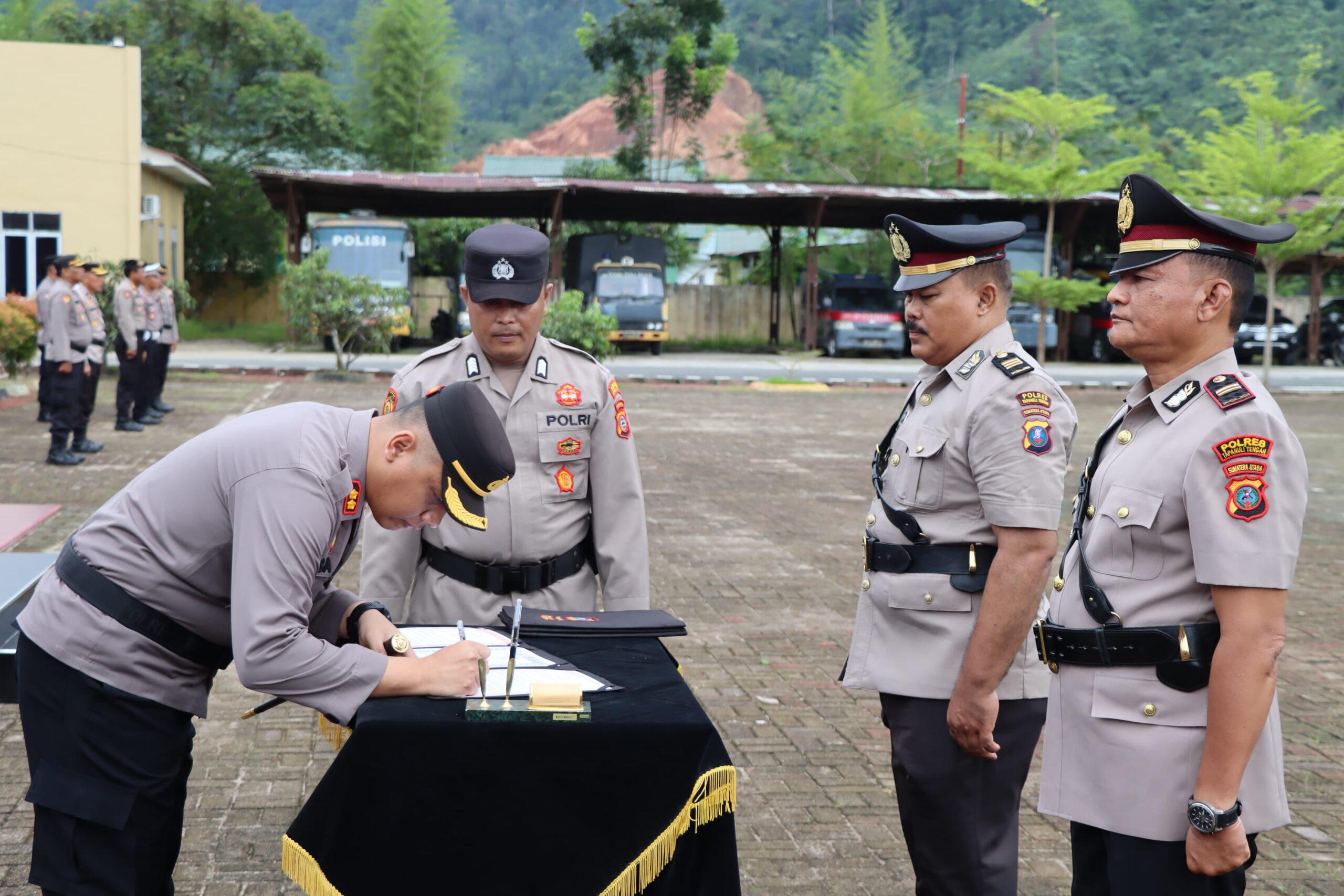 Kapolres Tapteng Pimpin Serah Terima Jabatan Kapolsek Manduamas, Kapolsek Kolang dan Kapolsek Sibabangun Serta Pelantikan Kabaglog Kapolres Tapteng Pimpin Serah Terima Jabatan Kapolsek Manduamas, Kapolsek Kolang dan Kapolsek Sibabangun Serta Pelantikan Kabaglog