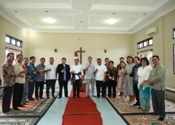 Radiapoh Hasiholan Sinaga Didoakan dan Diberangkatkan oleh Ephorus dan Pendeta GKPS Untuk Melanjutkan Pembangunan di Simalungun 