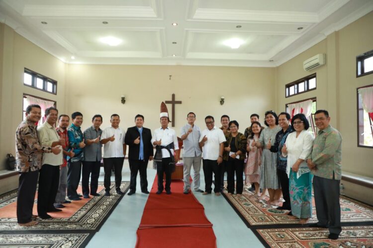 Radiapoh Hasiholan Sinaga Didoakan dan Diberangkatkan oleh Ephorus dan Pendeta GKPS Untuk Melanjutkan Pembangunan di Simalungun 