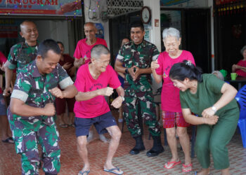 HUT TNI ke-79, Danrem 022/PT Diwakili Kapten Inf CH Limbong Sambangi Panti Jompo