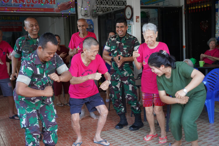 HUT TNI ke-79, Danrem 022/PT Diwakili Kapten Inf CH Limbong Sambangi Panti Jompo
