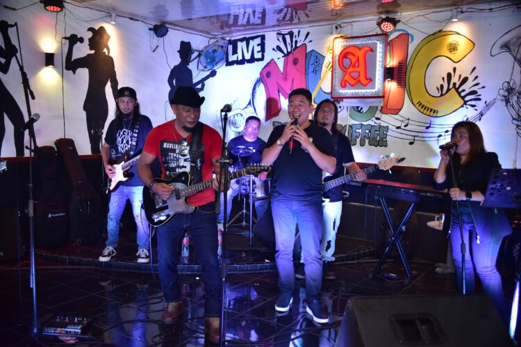Bawakan Lagu Firman Idol, Mangatas Silalahi Menyatu dengan Anak Muda di Relasi Cafe
