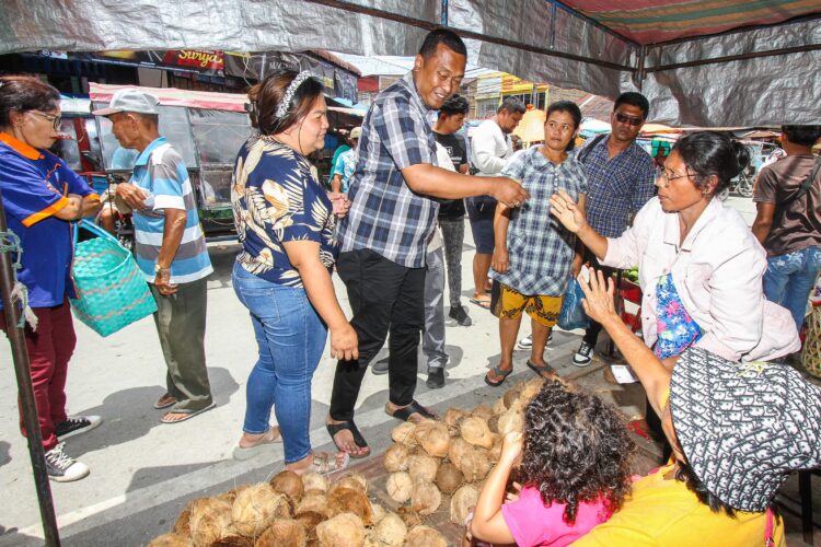 Turun ke Pasar Tradisional Laguboti, Effendi Napitupulu Janji Bakal Benahi Bila Terpilih Jadi Bupati Toba