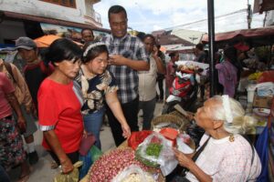 Turun ke Pasar Tradisional Laguboti, Effendi Napitupulu Janji Bakal Benahi Bila Terpilih Jadi Bupati Toba