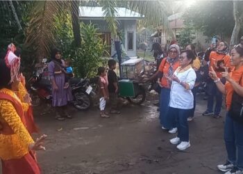 Kedatangan Ny Ratnawati RHS di  Bandar Huluan Disambut Tim Perempuan Tangguh Dengan Tarian "RHS-AZI Menang"