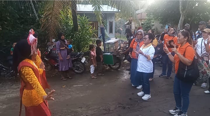 Kedatangan Ny Ratnawati RHS di  Bandar Huluan Disambut Tim Perempuan Tangguh Dengan Tarian "RHS-AZI Menang"
