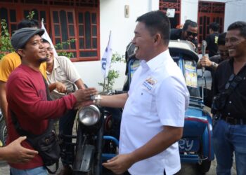 Center Mangatas dan Ade Purba Disambangi Rombongan Abang Becak