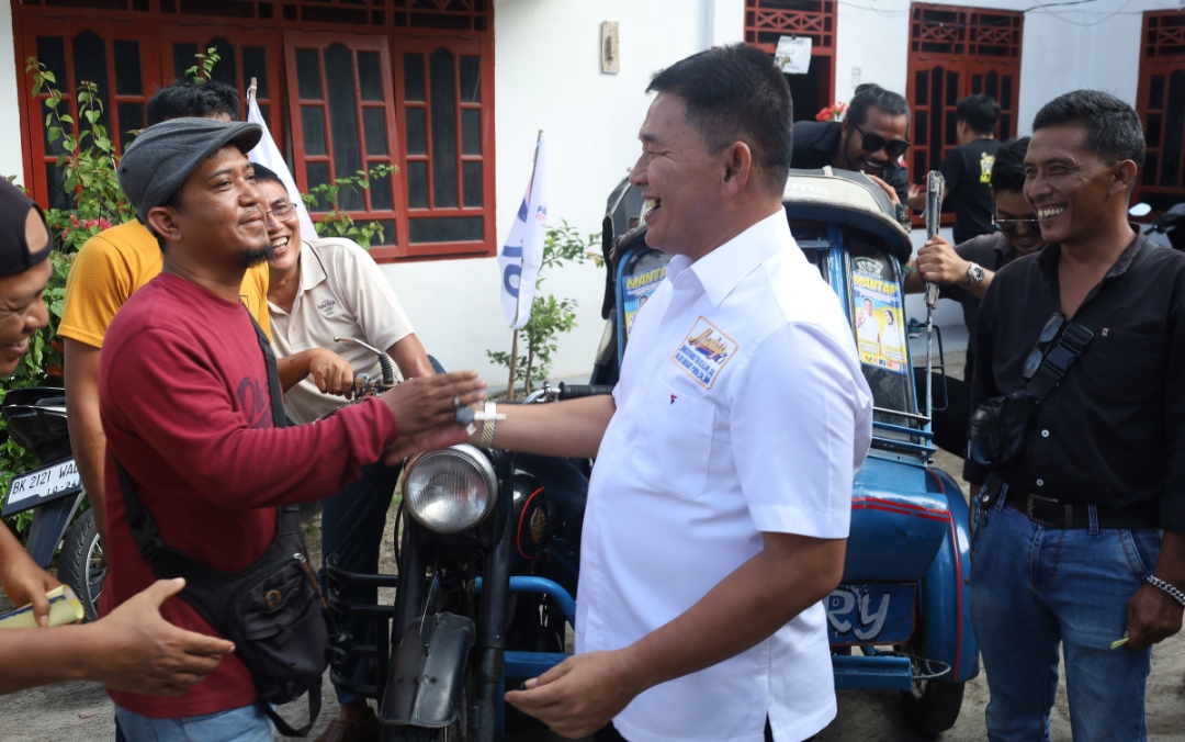 Center Mangatas dan Ade Purba Disambangi Rombongan Abang Becak